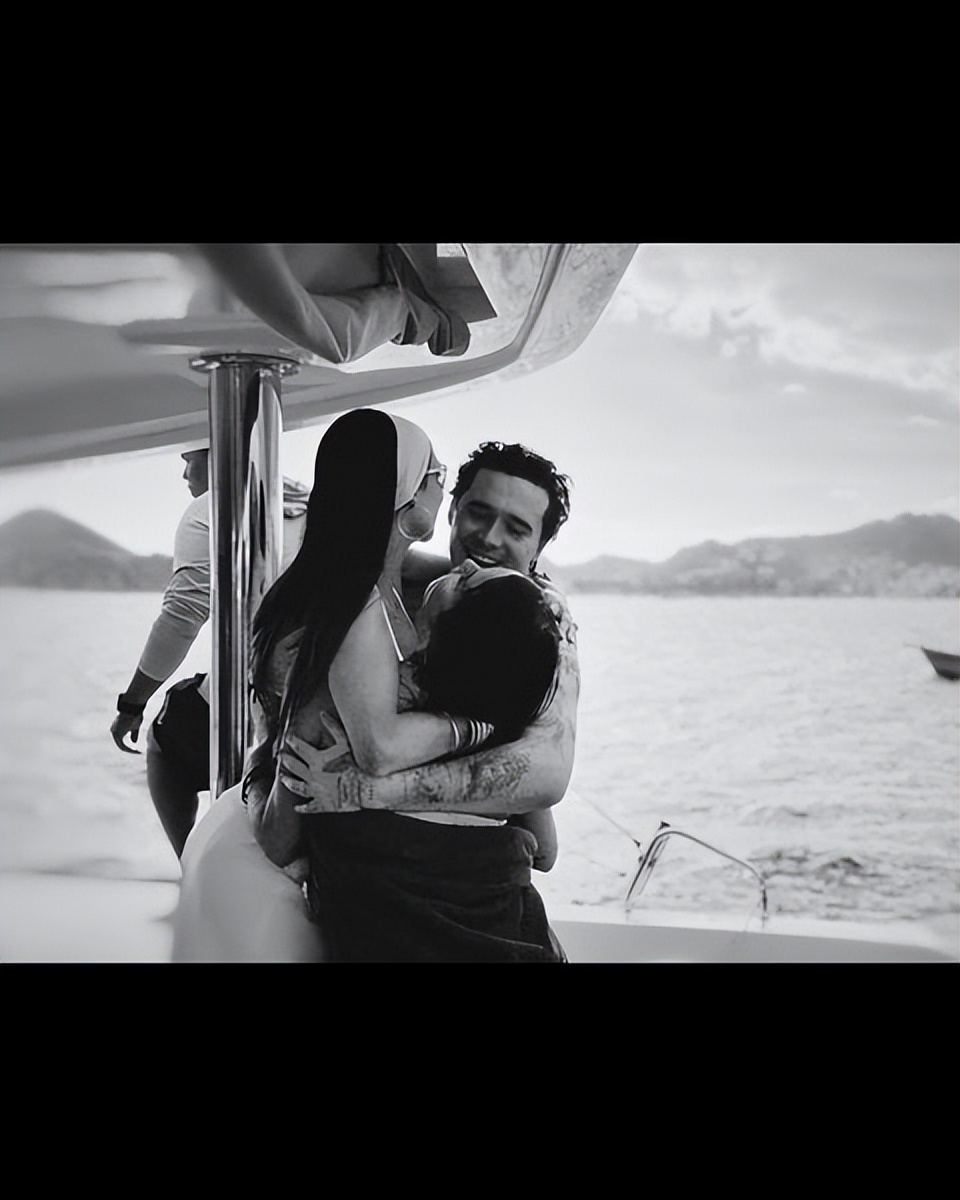 赛琳娜|大布夫妇和赛琳娜过年玩嗨!妮可拉钻石迷你裙美翻,贝嫂想念儿子