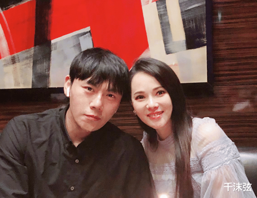 徐悲鸿|伊能静带女儿约会迎圣诞！住高档公主套房，6岁小米粒长得像哥哥