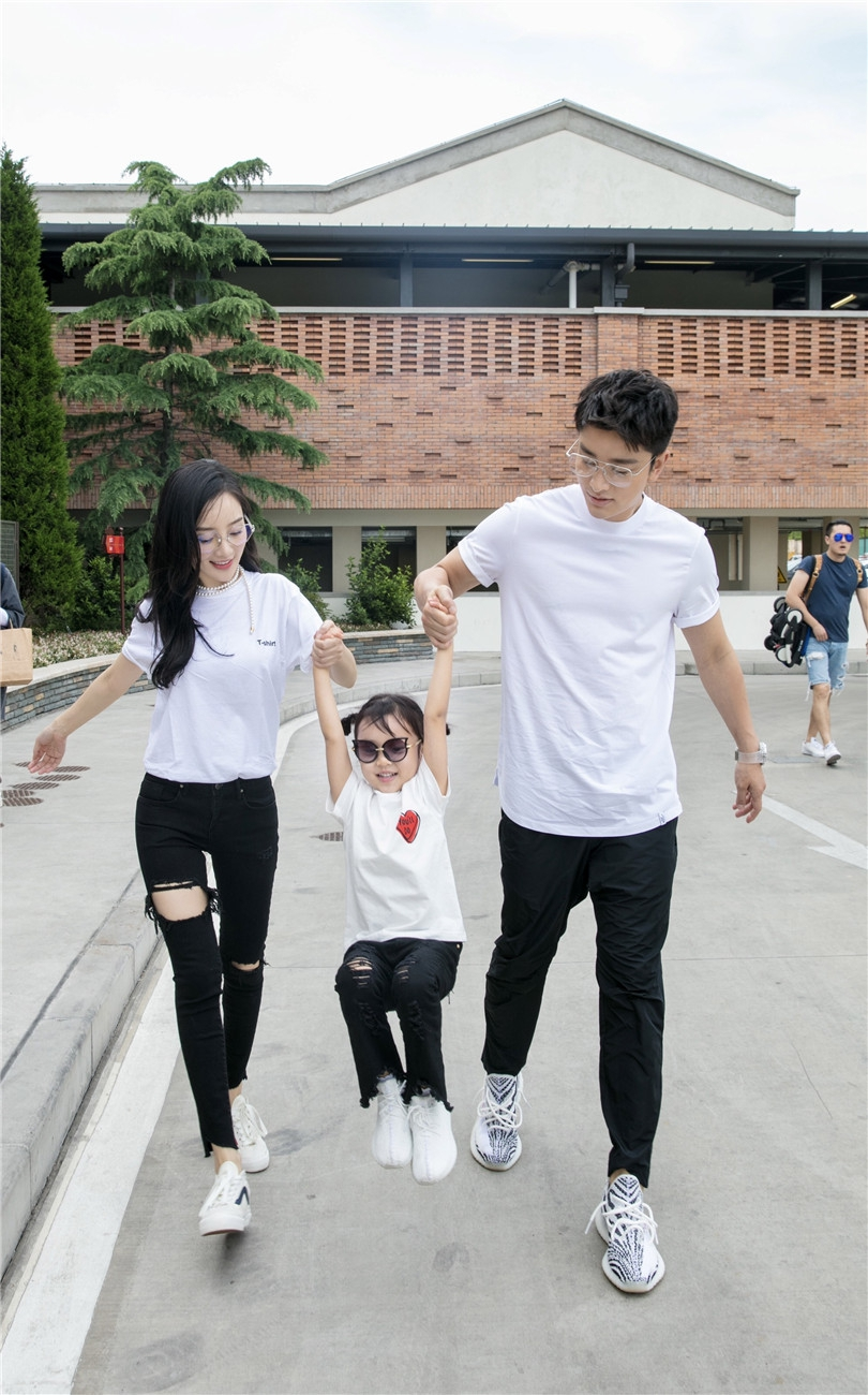 李小璐|贾乃亮李小璐520相互表白？男方玫瑰花瓣比心，女方示爱方式更直接