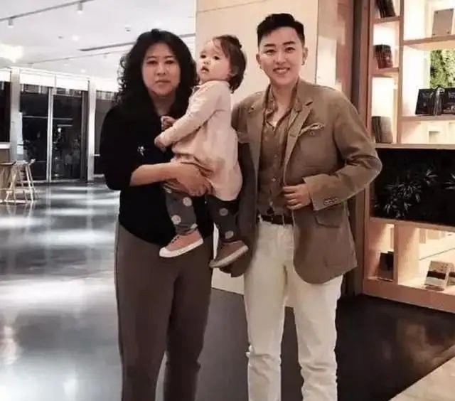 身价千万的单身女老板,花50万买精生女,遭网友怒批:太自私了!