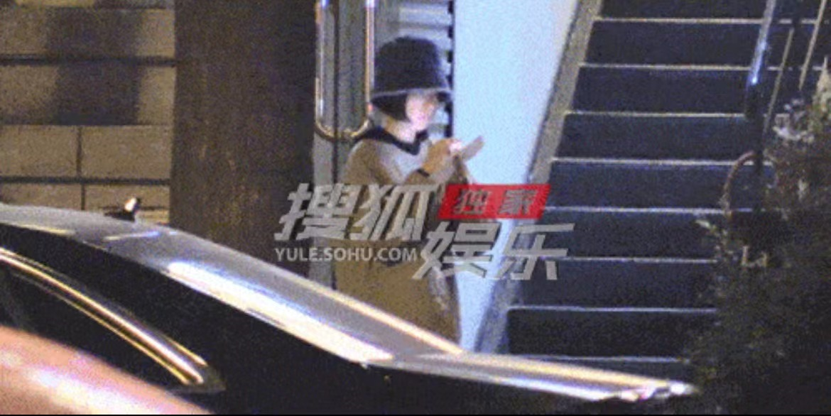 鲁豫 52岁鲁豫独自外出做美甲，身形圆润眼神高冷，打扮靓丽宛如少女