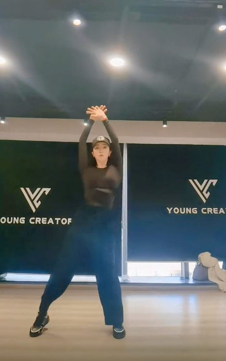 李思思|央视李思思穿紧身衣跳热舞！儿子坐地上盯着，打扮潮流大耳朵抢眼