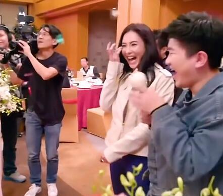 张柏芝|张柏芝参加任贤齐妹妹婚礼，穿皮衣配蓝裤，罕见同框小齐把新娘风头都抢了