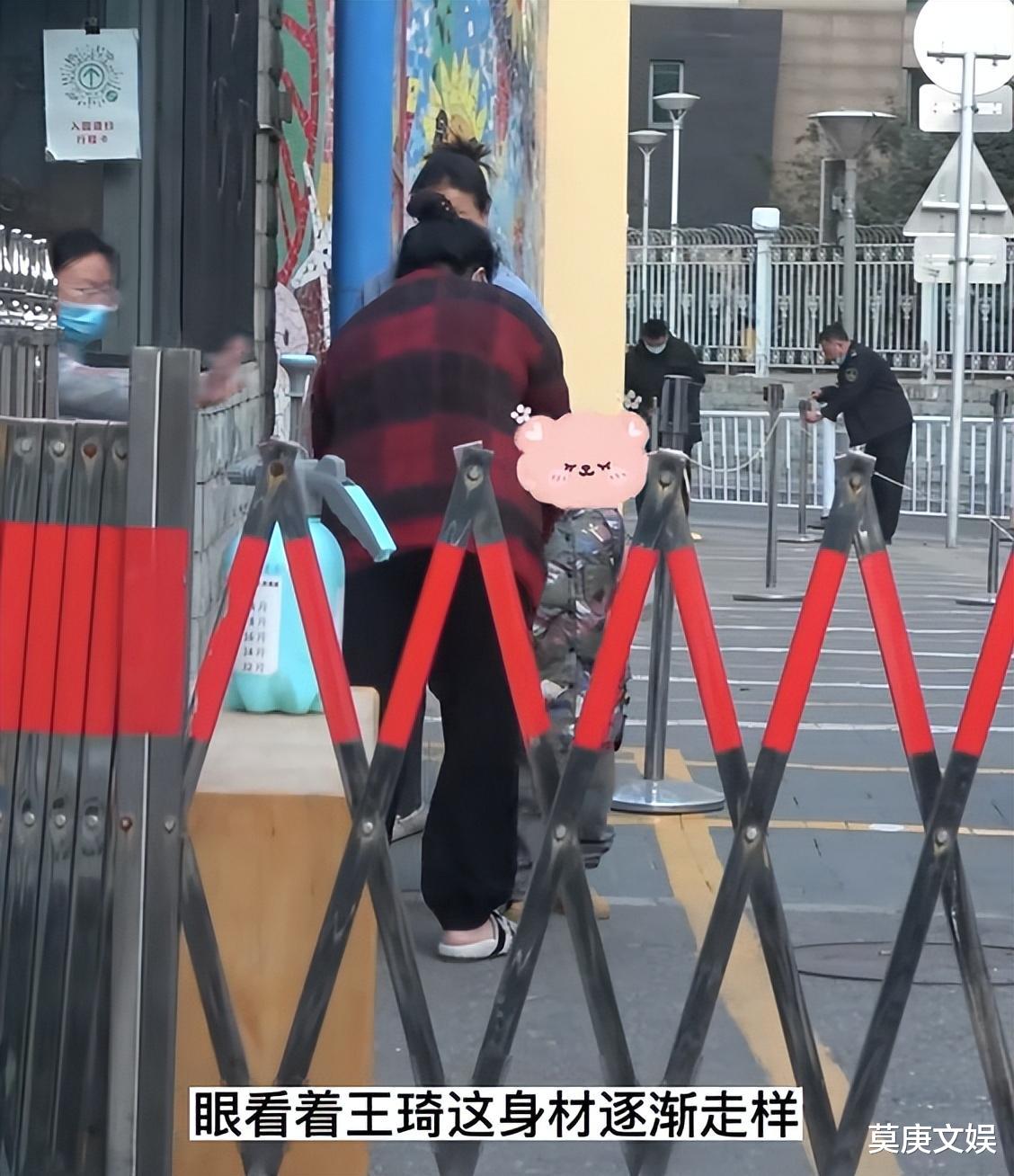 沈腾|沈腾妻子带儿子做核酸,膀大腰圆穿7千块拖鞋,雨天路滑差点摔倒