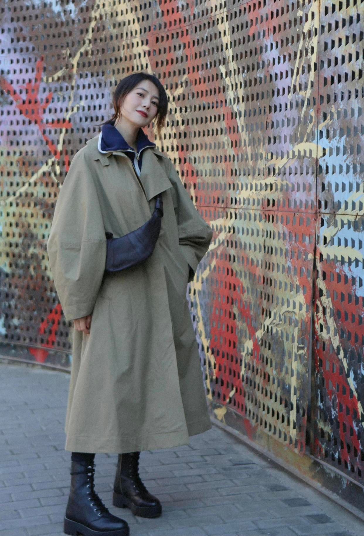 减脂 高圆圆低调打扮也好惊艳,穿风衣配V领衬衫,扎低马尾气质真好