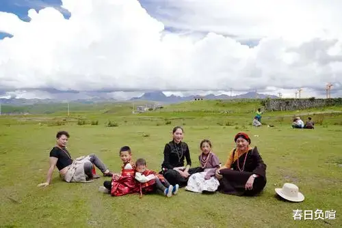 河南41岁女老板恋上小19岁下属,50岁为其生下3胞胎,如今怎样?