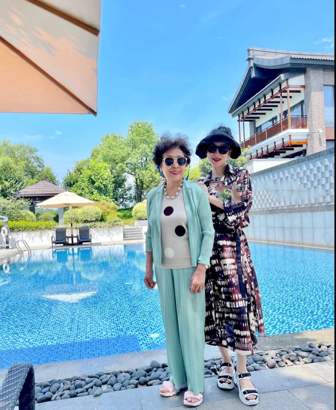 穿衣搭配 82岁阿婆有颗不老心，烫卷发涂口红还爱穿裙子，气质优雅令人羡慕