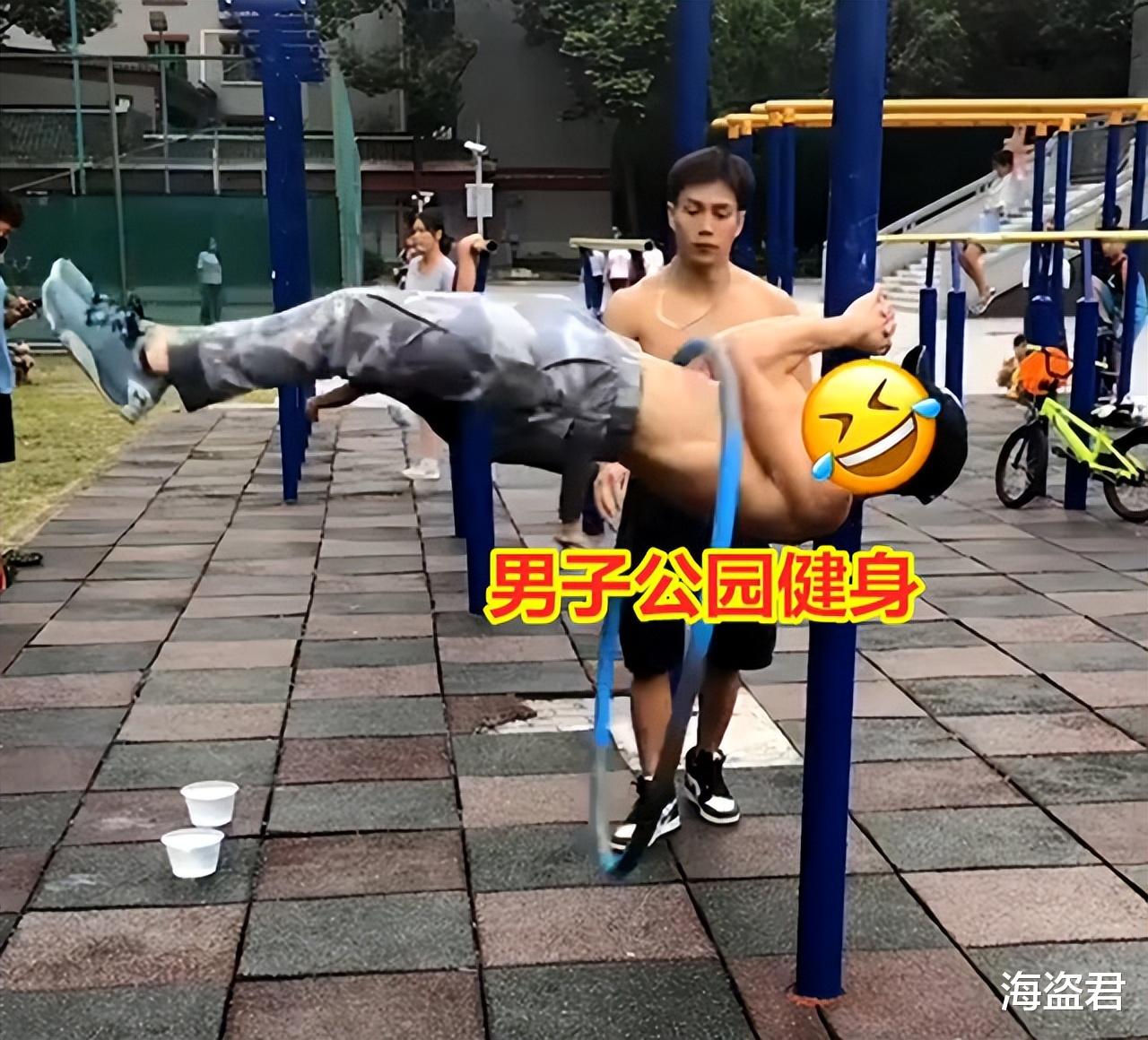 男子公园横着身体转呼啦圈,一挺一挺力道十足,大妈看得目不转睛