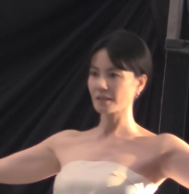 王菲|?52岁王菲脸额凹陷法令纹重，天后老了！