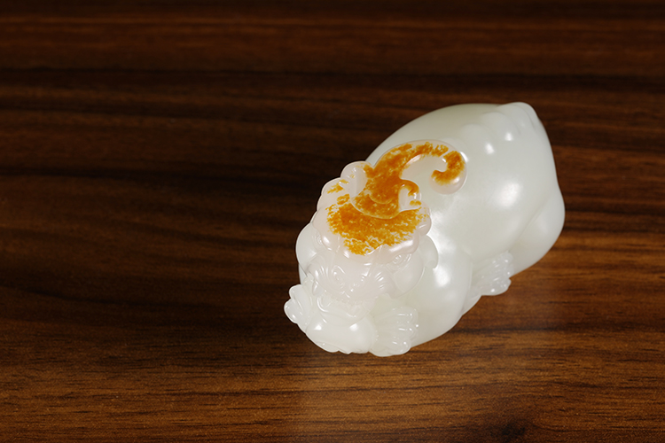 玉雕|「璞玉雅藏」和田玉籽料 红皮白肉 招财貔貅 海派玉雕大师黄杨洪作品