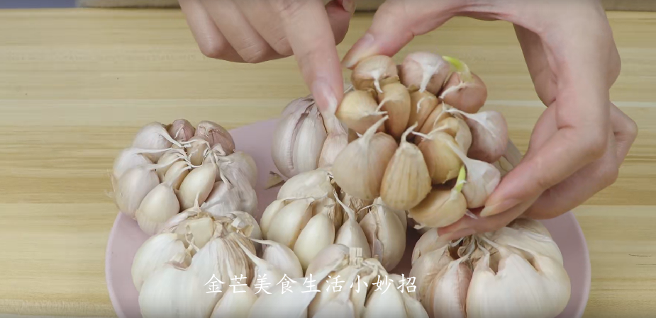原来保存大蒜这么简单,只需一把小苏打,放一年不腐烂不发芽
