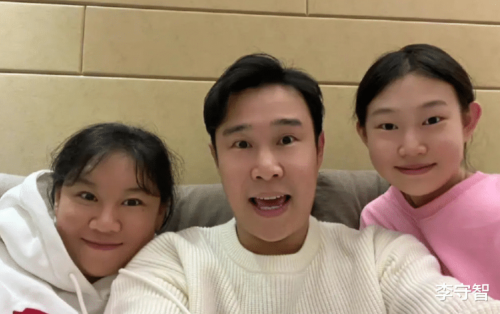 小沈阳|小沈阳晒女儿15岁近照，纯天然没整容，比师傅赵本山小女儿有气质