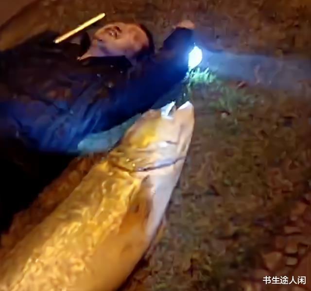 |湖南一男子钓获米级水老虎，溜鱼花了1小时，朋友激动地躺在地上