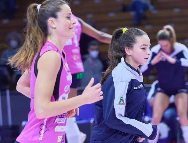 职业装|难以想象，13岁就打女排职业联赛，一对比，李盈莹都是小儿科了