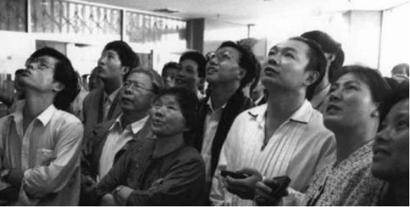 谢雨欣|逃亡20年混成富豪：把女友捧成明星，拉神五功臣下马，这逃犯有点牛