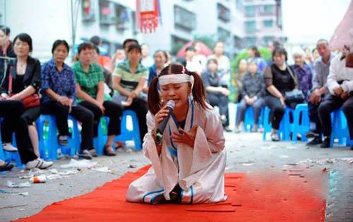 |职业哭丧人有多“捞金”!一年哭320场,月入2万,却被骂没良心,诅咒亲人