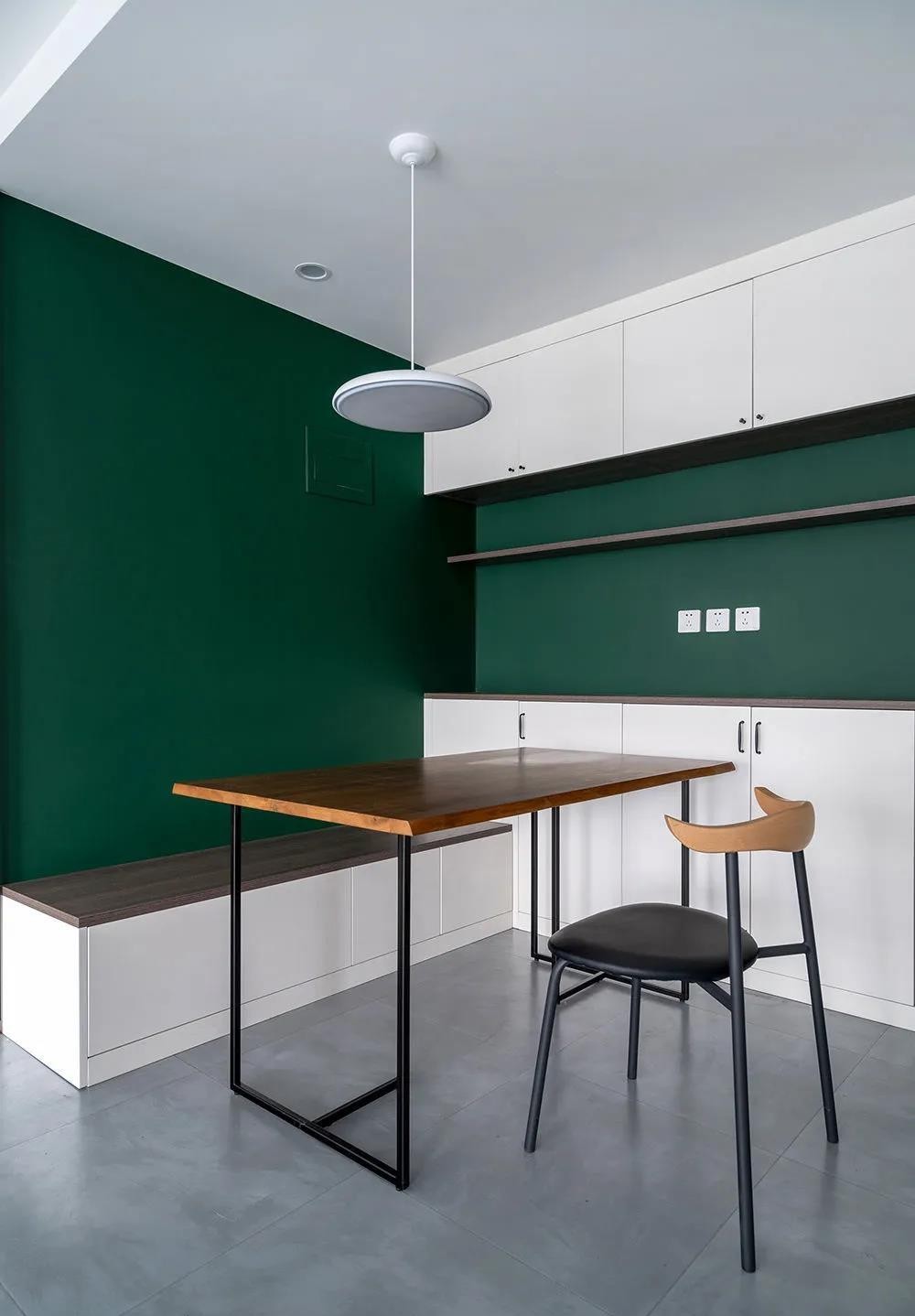 走进她家，就被简约干净的氛围吸引，室内清爽明亮，生活非常幸福