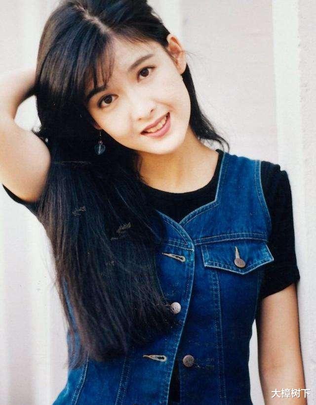 周慧敏|“玉女掌门人”周慧敏：与豪门男友相恋20年，头顶“大草原”仍选择原谅