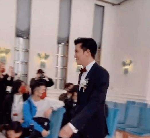邱泽|41岁邱泽当伴郎,婚后首次与许玮甯同框,颜值超高抢了新郎风头