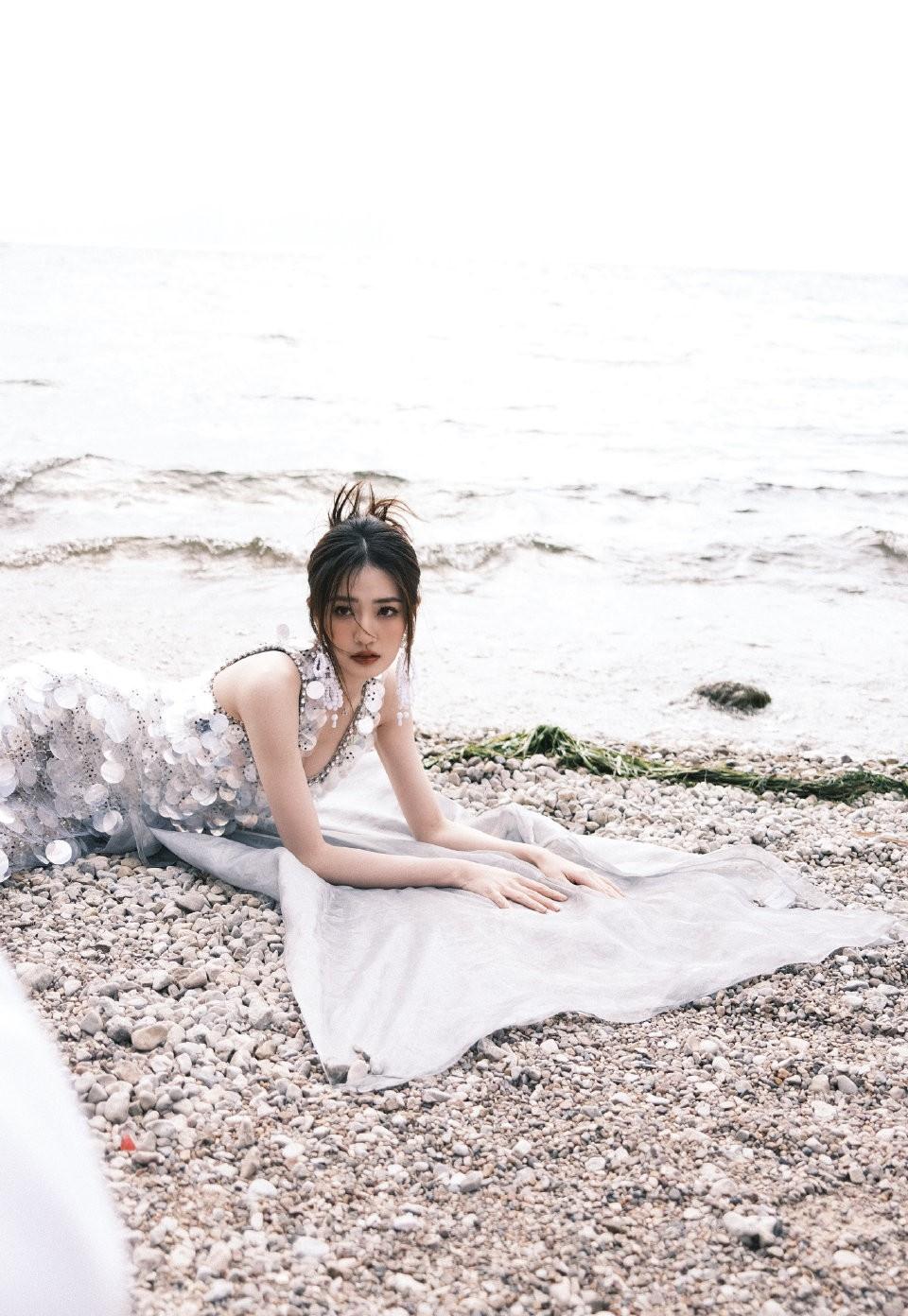 徐璐|徐璐近照惊艳，穿低领吊带好妖娆，侧躺在海边石块上暴露傲人身材