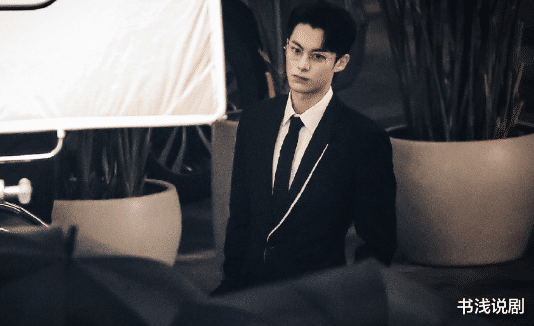 白鹿|《以爱为营》开机,白鹿西装露腿看着就冷,王鹤棣眼镜造型意外好