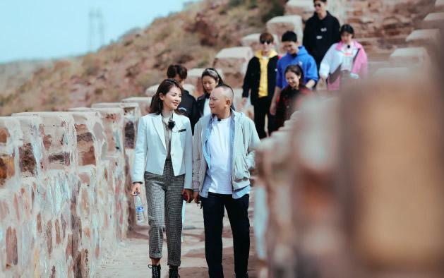 刘涛真时髦，穿黑色西装配白色喇叭袖衬衫优雅干练很减龄