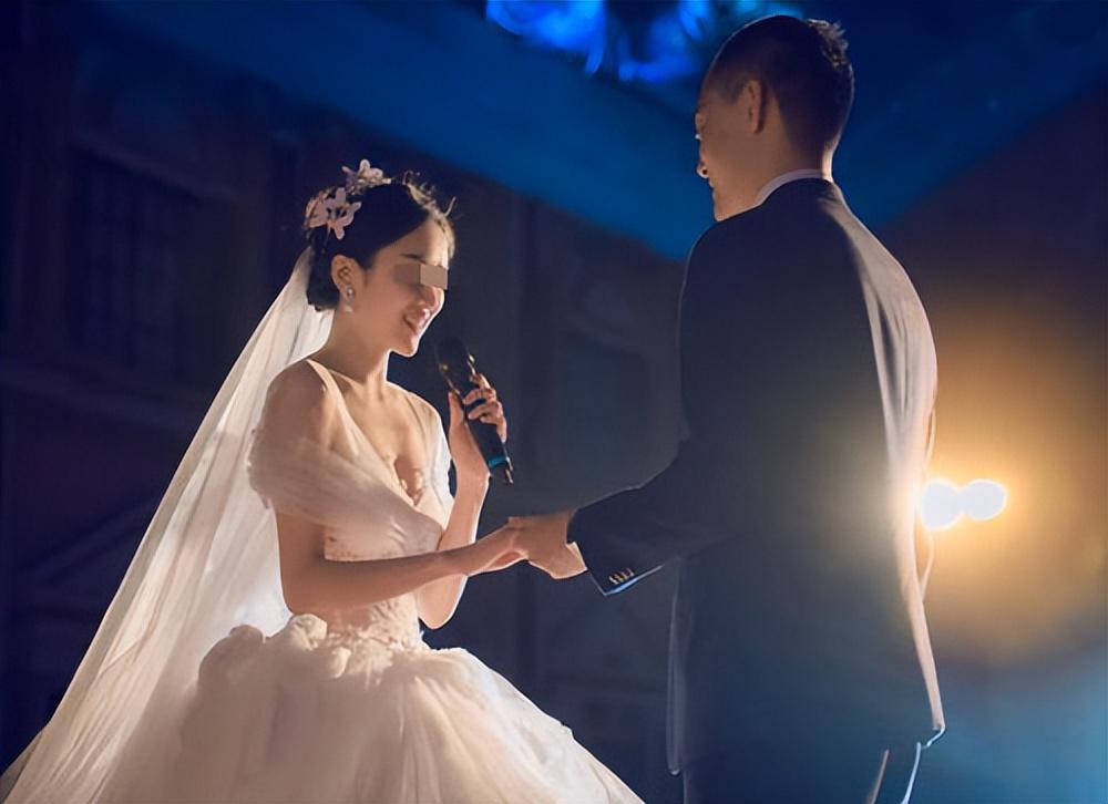 回顾:江苏女子嫁60厘米老公,曾被质疑:白天是他妻子,晚上不一定