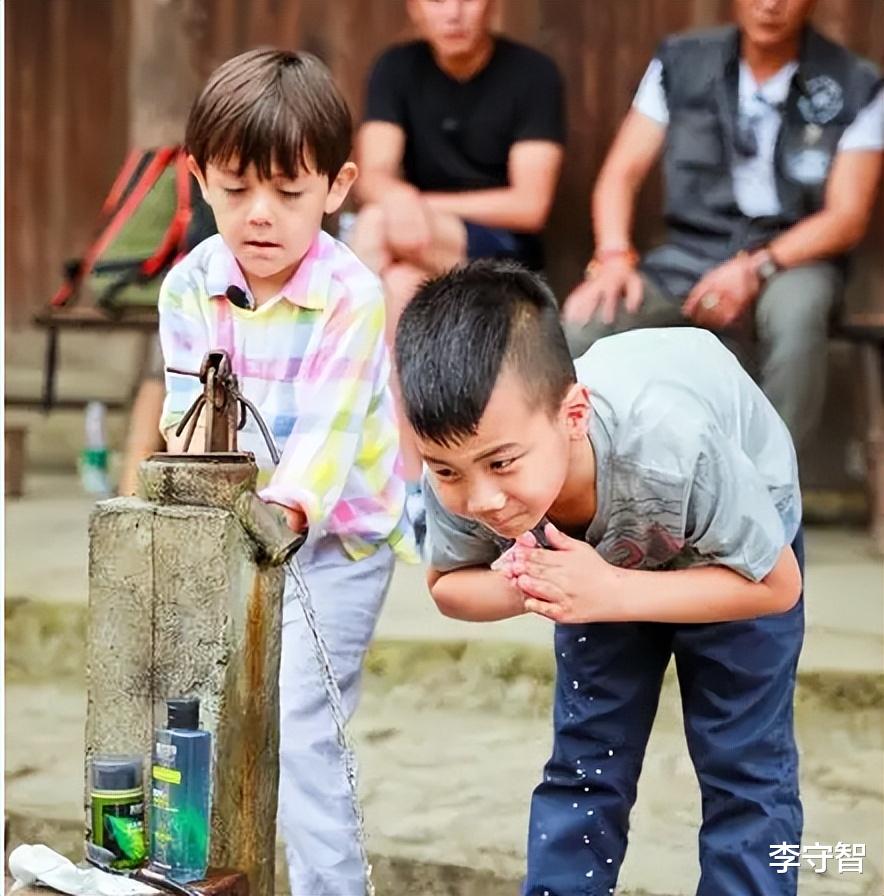 胡军|胡军儿子近照又高又帅神似父亲，诺一霓娜颜值更高，越来越像刘烨