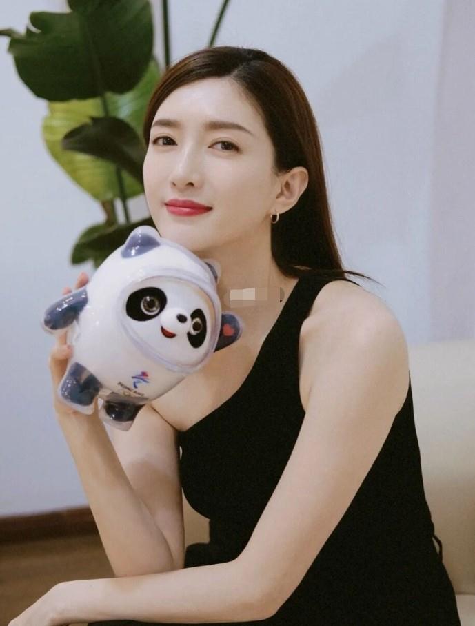 江疏影|35岁江疏影罕晒照，露出一边香肩锁骨瘦得凸起，皮肤白到青筋可见