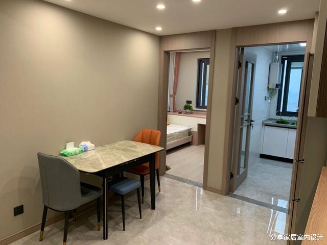 看他家小房子,装修花了18W,沙发墙上打满柜子很实用,分享一下