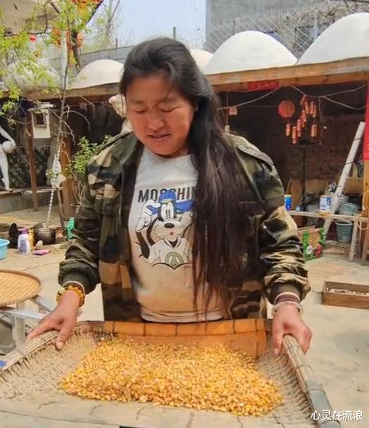 陈萌|陈萌利用大衣嫂卖货，表面上尽孝心，背后目的很明显