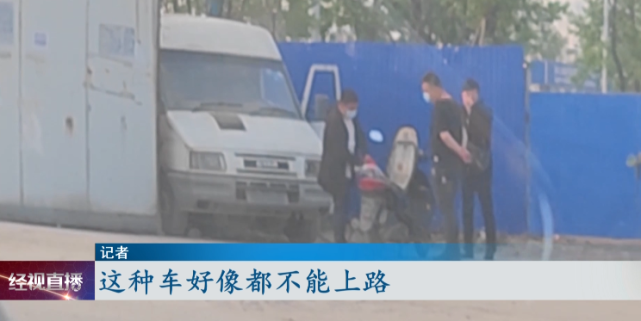 500米不到竟有4个黑加油站？面对执法，售油者做出了这个举动……