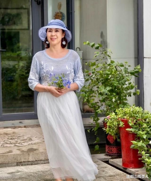 穿衣搭配 到老都优雅的女人:不穿打底裤也不烫大妈卷,打扮简约却很气质