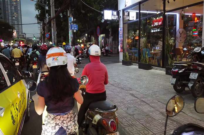 河内|越南河内市交通落后，出行不方便，摩托车是当地人的天赐之物