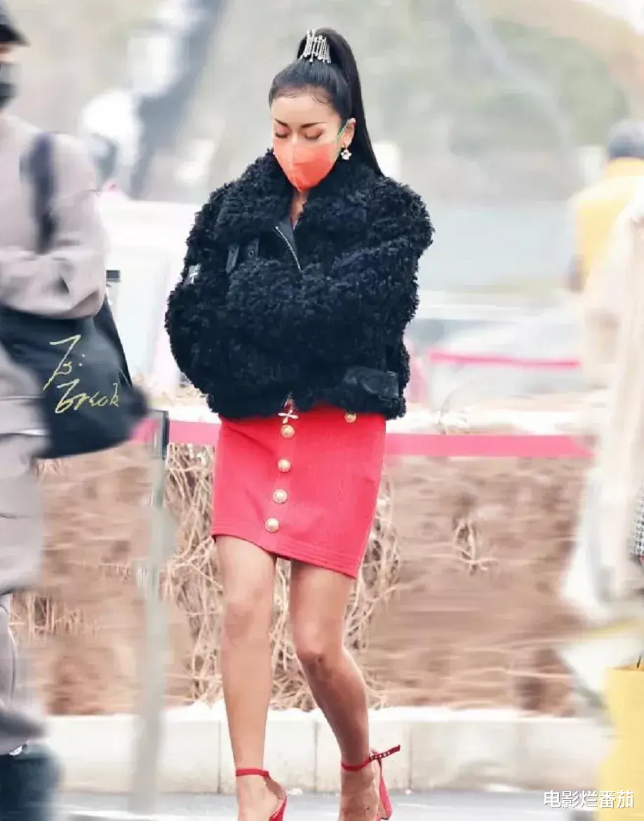 春晚|春晚二次联排：张小斐美目顾盼，邓超比心暖人，吉克隽逸红裙吸睛