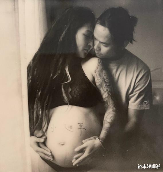 31岁好声音歌手毕夏官宣产子！产前晒尺度孕照，宝宝名写在孕肚上