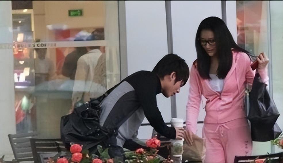 韩寒|8年了,韩寒还是过着“两个老婆”的生活,这真是2023年吗?