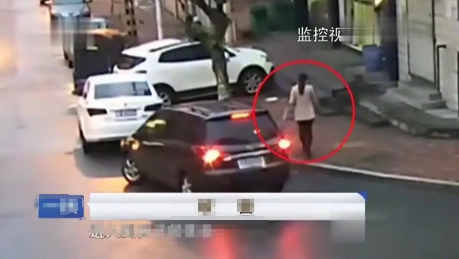 包工头出轨艳妇,被儿子提刀追砍,网友:自作自受