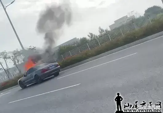 一小车突然自燃起火...