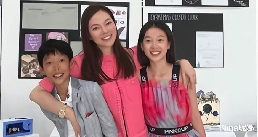 曾馨莹|富士康老板娘子女罕见合体,女儿穿裙似妈翻版,儿子颜值被爸拉垮