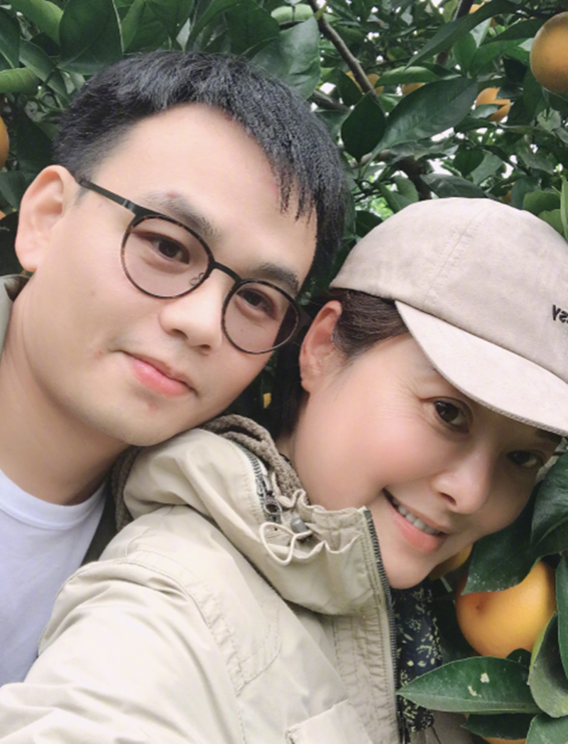 袁立|袁立现身上海弄堂忆童年，愈发富态手部浮肿，和三婚老公至今无子