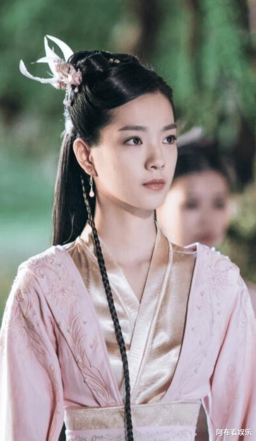 李庚希|三里屯三公主：京圈新势力，出道即巅峰，00后小花就看她们仨？