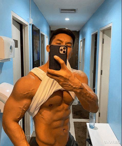 |他身高186公分，被誉为“泰国版唐僧”，长相帅气拥有肌肉身材