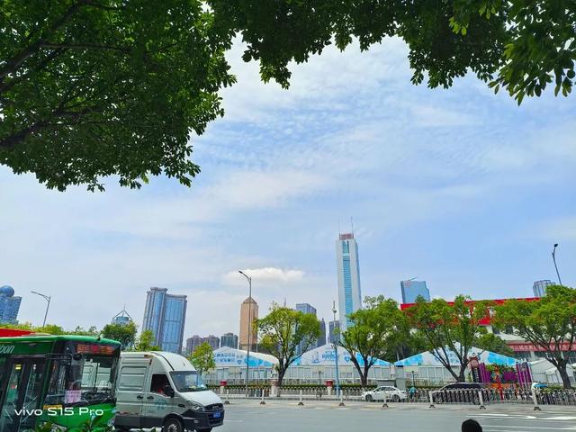 你知道,2000 元价位的中端手机,谁卖得最好吗?