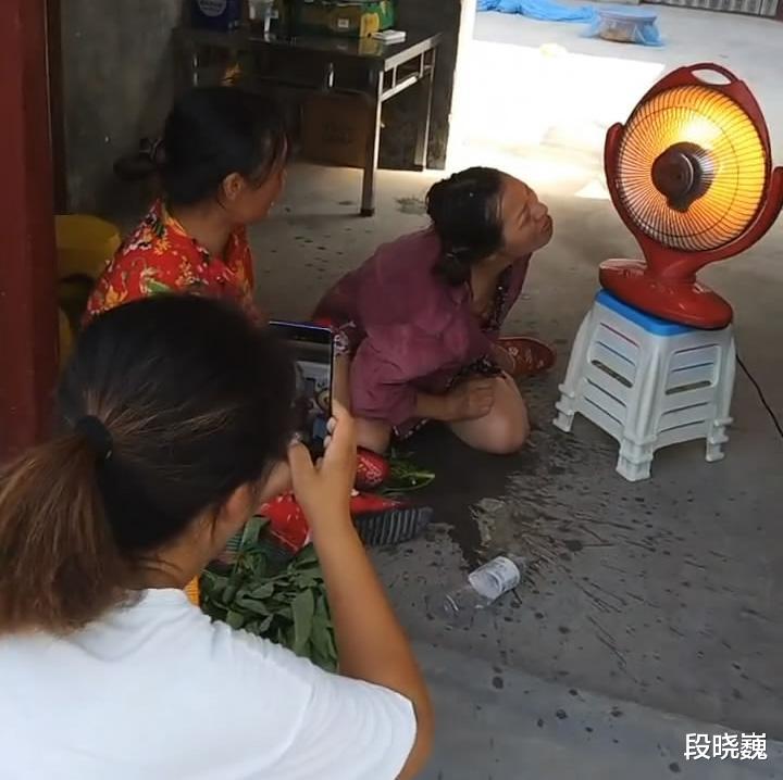 女子精神失常在三伏天烤火,母亲气得又打又骂,有苦说不出!