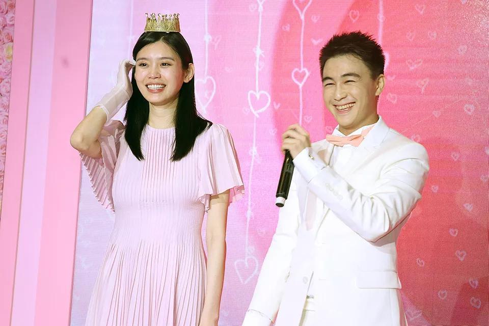 人世间|奚梦瑶大热天穿棉服现身妇产科,素颜出镜,双手捂肚慢慢走出门!