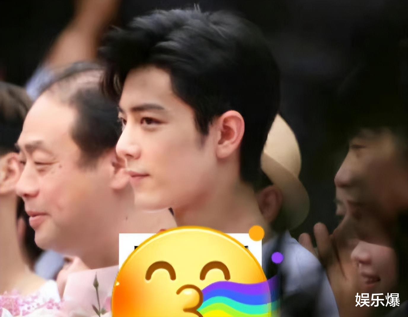 肖战|肖战《那片海》终于杀青，“肖春生”罕见露面，气质变化很明显