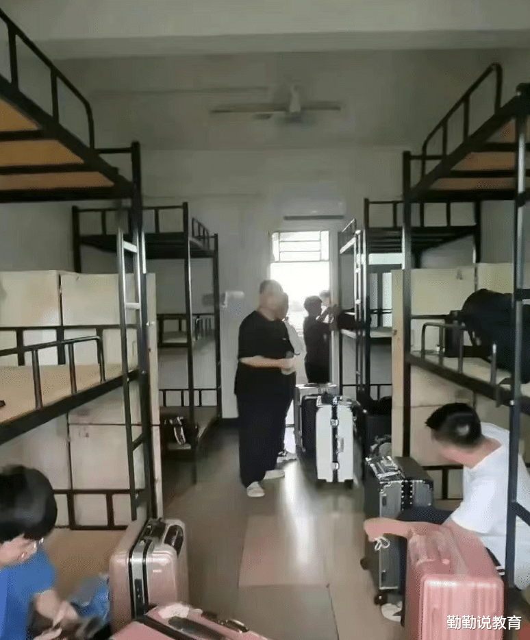 宿舍|为啥同学们宁愿去私立复读，也不选择去中专？看到宿舍环境明白了