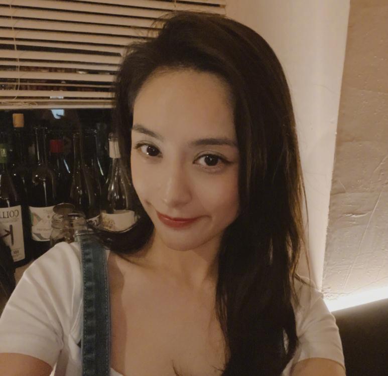 阿娇|徐峥参加好友聚会,与阿娇贴身合照面色红润,饭桌上全是茅台豪横