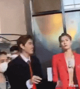 王嘉尔|王嘉尔有多受泰星欢迎,Mookda、PP毕业典礼都有他的人形牌